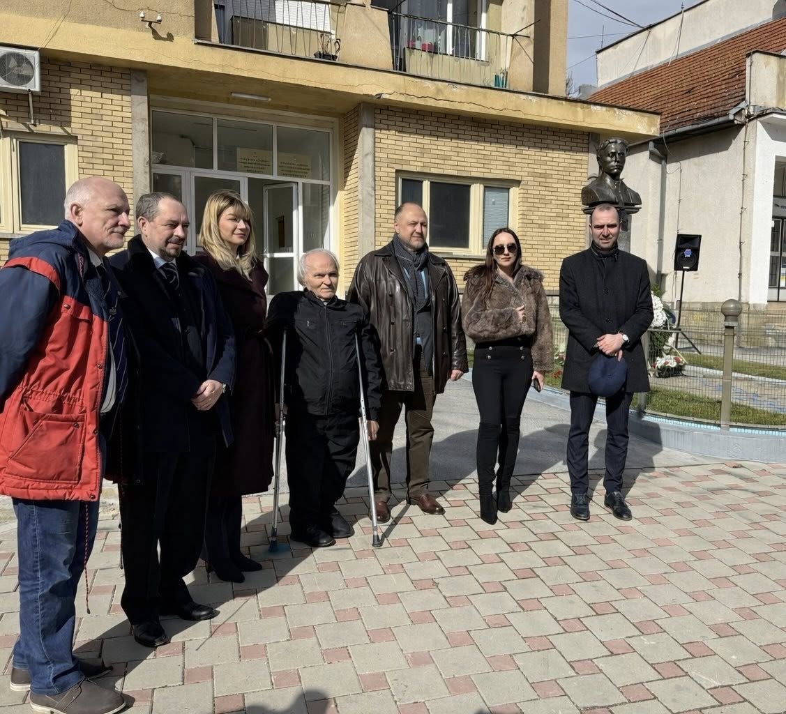 Кметът на Кюстендил и заместник- кметът Бойко Клечков се поклониха пред паметника на Васил Левски в Босилеград