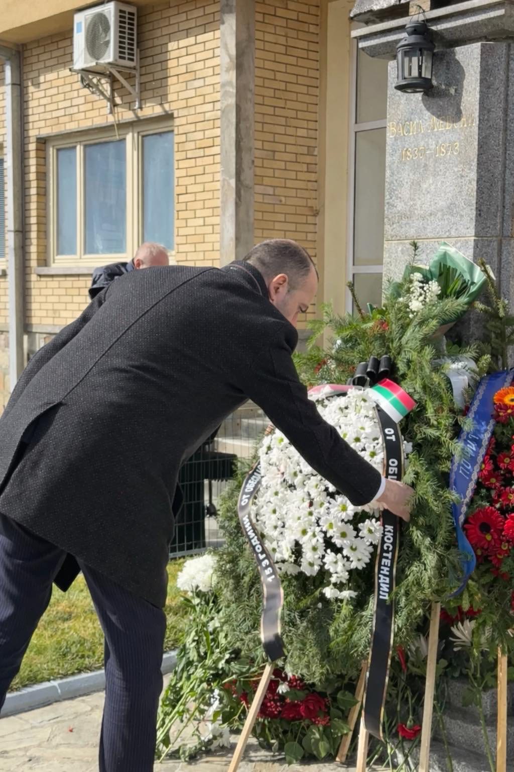Кметът на Кюстендил и заместник- кметът Бойко Клечков се поклониха пред паметника на Васил Левски в Босилеград Кметът на Кюстендил и заместник- кметът Бойко Клечков се поклониха пред паметника на Васил Левски в Босилеград