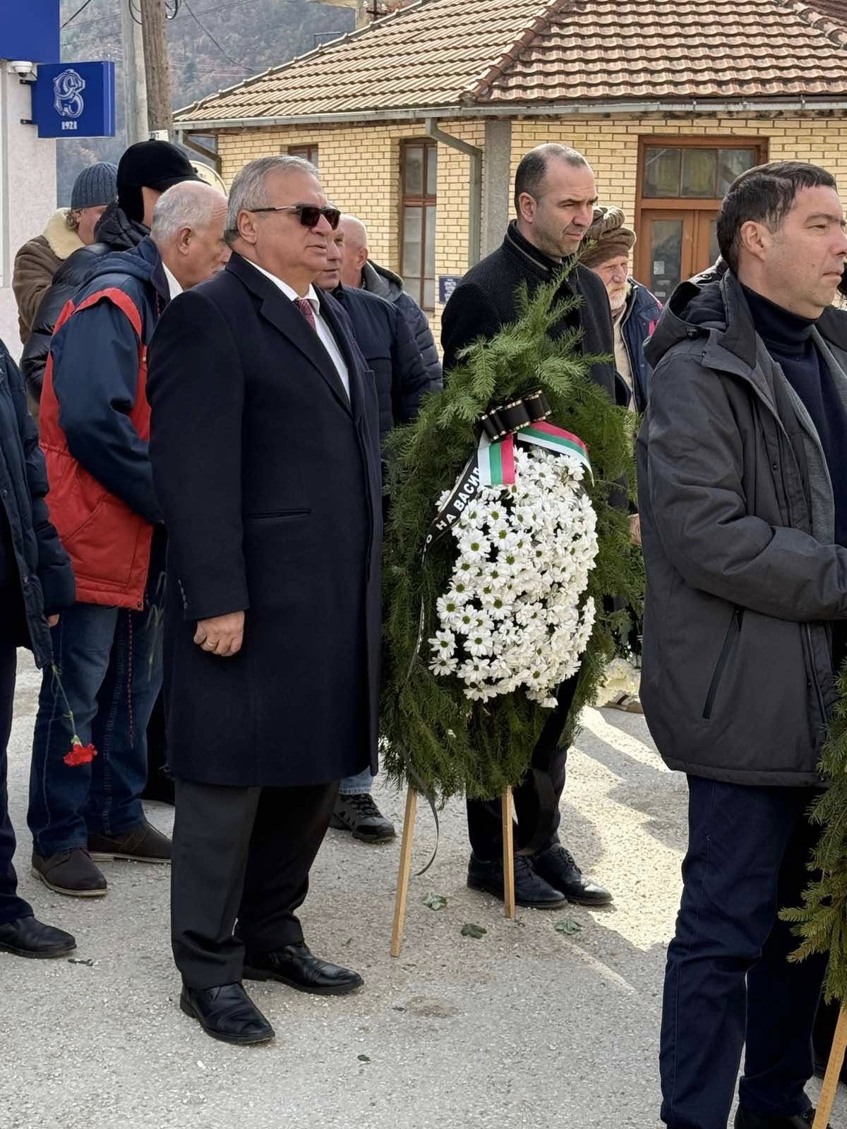 Кметът на Кюстендил и заместник- кметът Бойко Клечков се поклониха пред паметника на Васил Левски в Босилеград