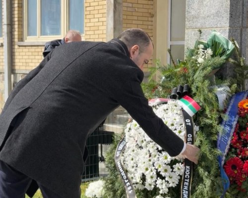 Кметът на Кюстендил и заместник- кметът Бойко Клечков се поклониха пред паметника на Васил Левски в Босилеград