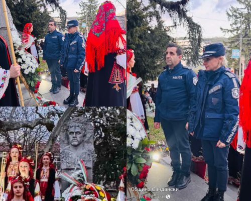 СРАМ ЗА ПАГОНА: Началникът на  Охранителна полиция  в Сандански А. Атанасов се преклони пред бюст-паметника на Васил Левски без униформа по образец
