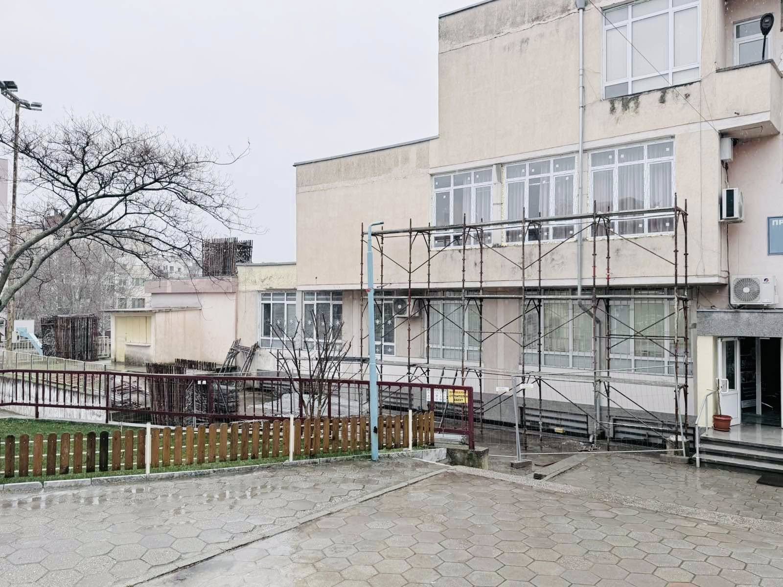 Започна мащабен ремонт и обновяване на сградата на Професионална техническа гимназия-Сандански и IV ОУ Св. Св. Козма и Дамян Започна мащабен ремонт и обновяване на сградата на Професионална техническа гимназия-Сандански и IV ОУ Св. Св. Козма и Дамян