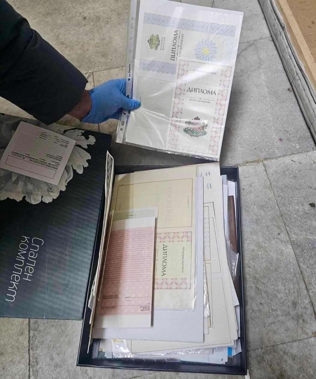 Фалшиви дипломи и печати на университети открити при акция на ГДБОП Фалшиви дипломи и печати на университети открити при акция на ГДБОП
