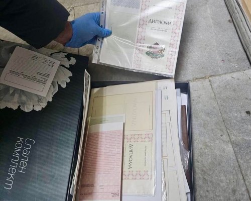 Фалшиви дипломи и печати на университети открити при акция на ГДБОП
