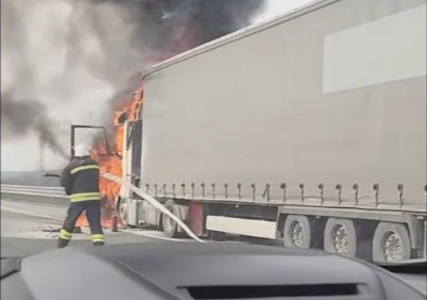 Товарен автомобил се самозапали на АМ Струма Товарен автомобил се самозапали на АМ Струма