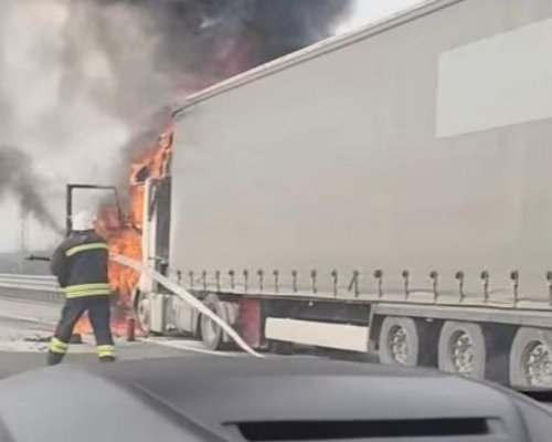 Товарен автомобил се самозапали на АМ Струма