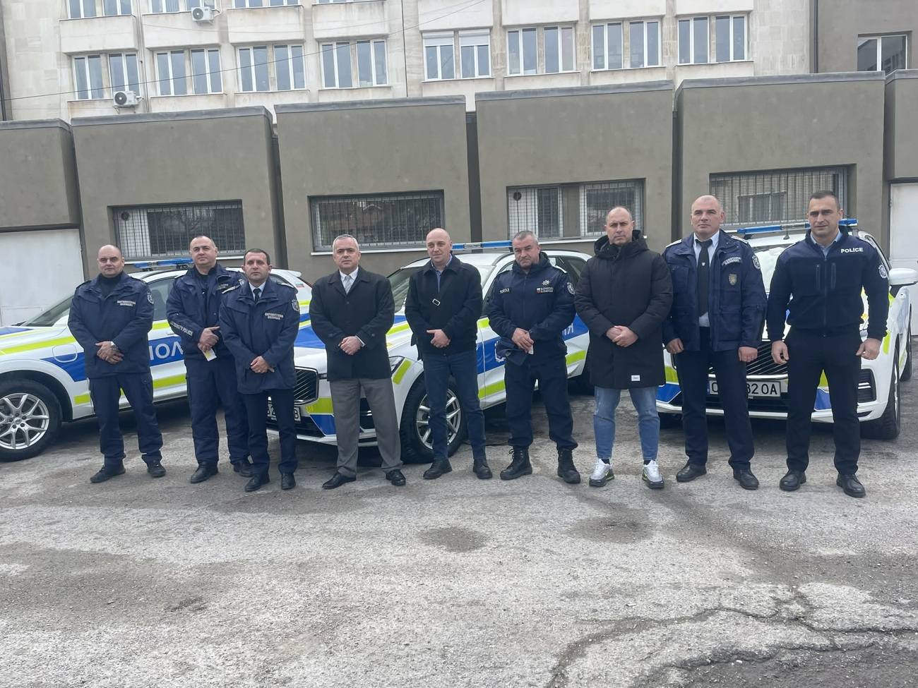 Нови автомобили за полицията в Кюстендил, директорът ст.комисар Св. Григоров връчи ключовете