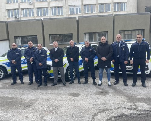 Нови автомобили за полицията в Кюстендил, директорът ст.комисар Св. Григоров връчи ключовете