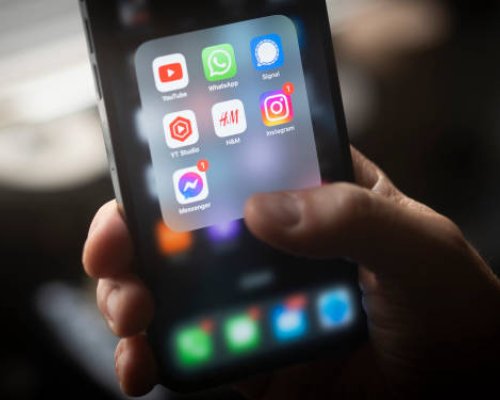 Спират Messenger през април