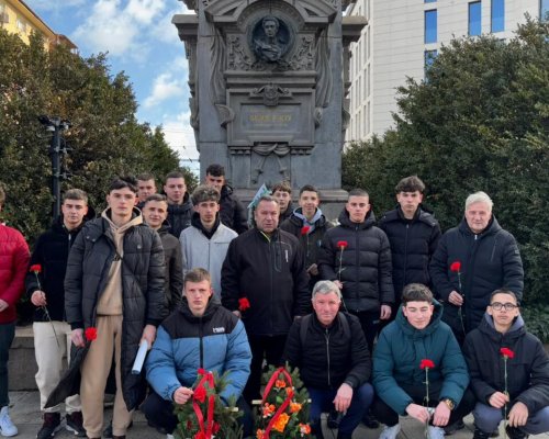 Зрелостници от с. Кочан се поклониха пред Апостола в сърцето на София