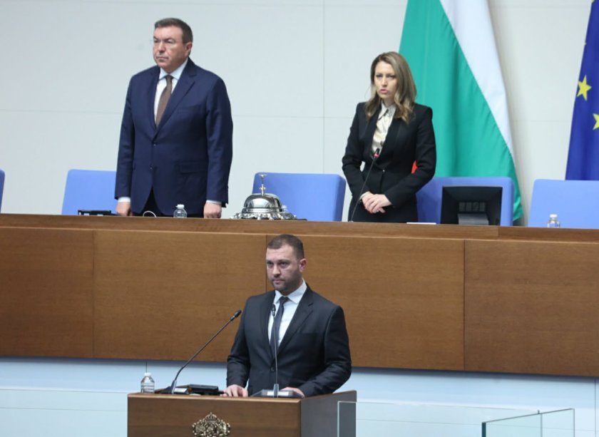 РЕКОРД: Депутат се закле от АПС и стана веднага независим РЕКОРД: Депутат се закле от АПС и стана веднага независим