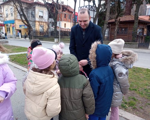 Кюстендил в бяло и червено: Малки сърца от ДГ Слънце съживиха традицията пред Обредния дом