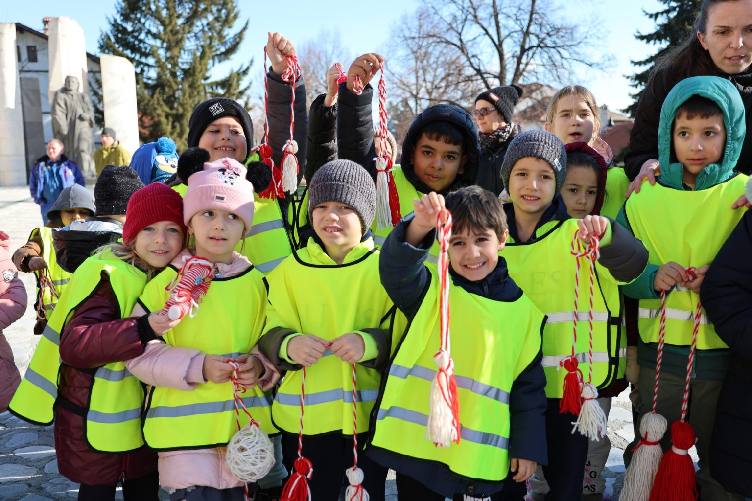 В очакване на Баба Марта: Деца украсиха голямото мартенско дърво в Банско
