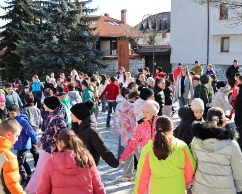 Деца и ученици украсиха мартенското дърво в Банско