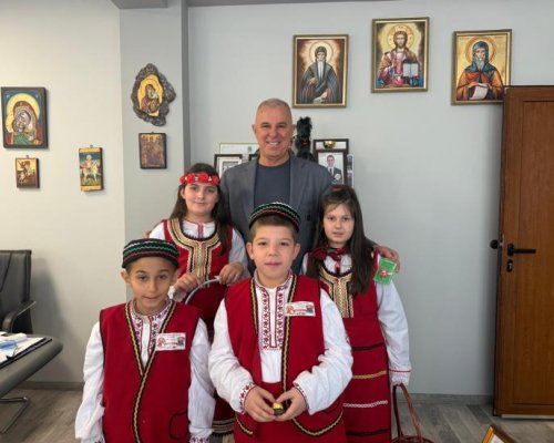 Ученици от с. Крупник закичиха с мартеница кмета на Симитли Апостол Апостолов