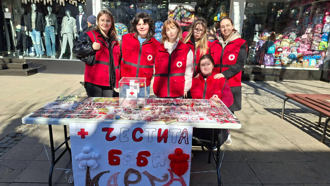 Доброволци продават мартеници в подкрепа на малката Теди в Благоевград Доброволци продават мартеници в подкрепа на малката Теди в Благоевград