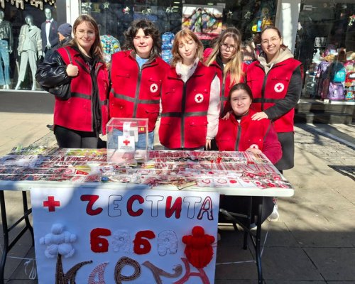 Доброволци продават мартеници в подкрепа на малката Теди в Благоевград