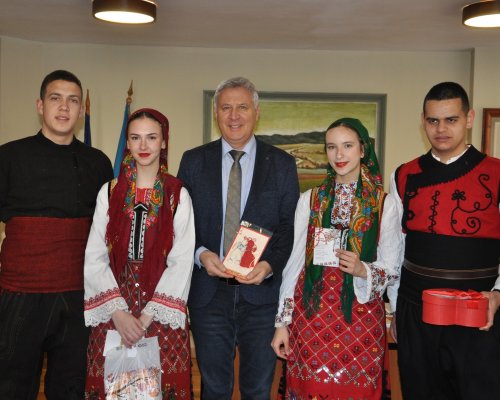 Пъстри носии, мартеници и усмивки превърнаха Община Разлог в празник