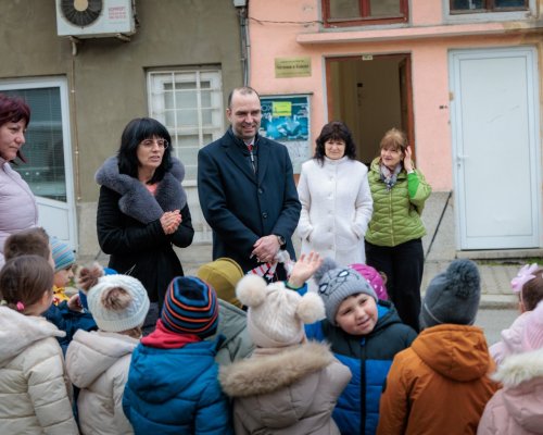 Кюстендил засия в бяло и червено