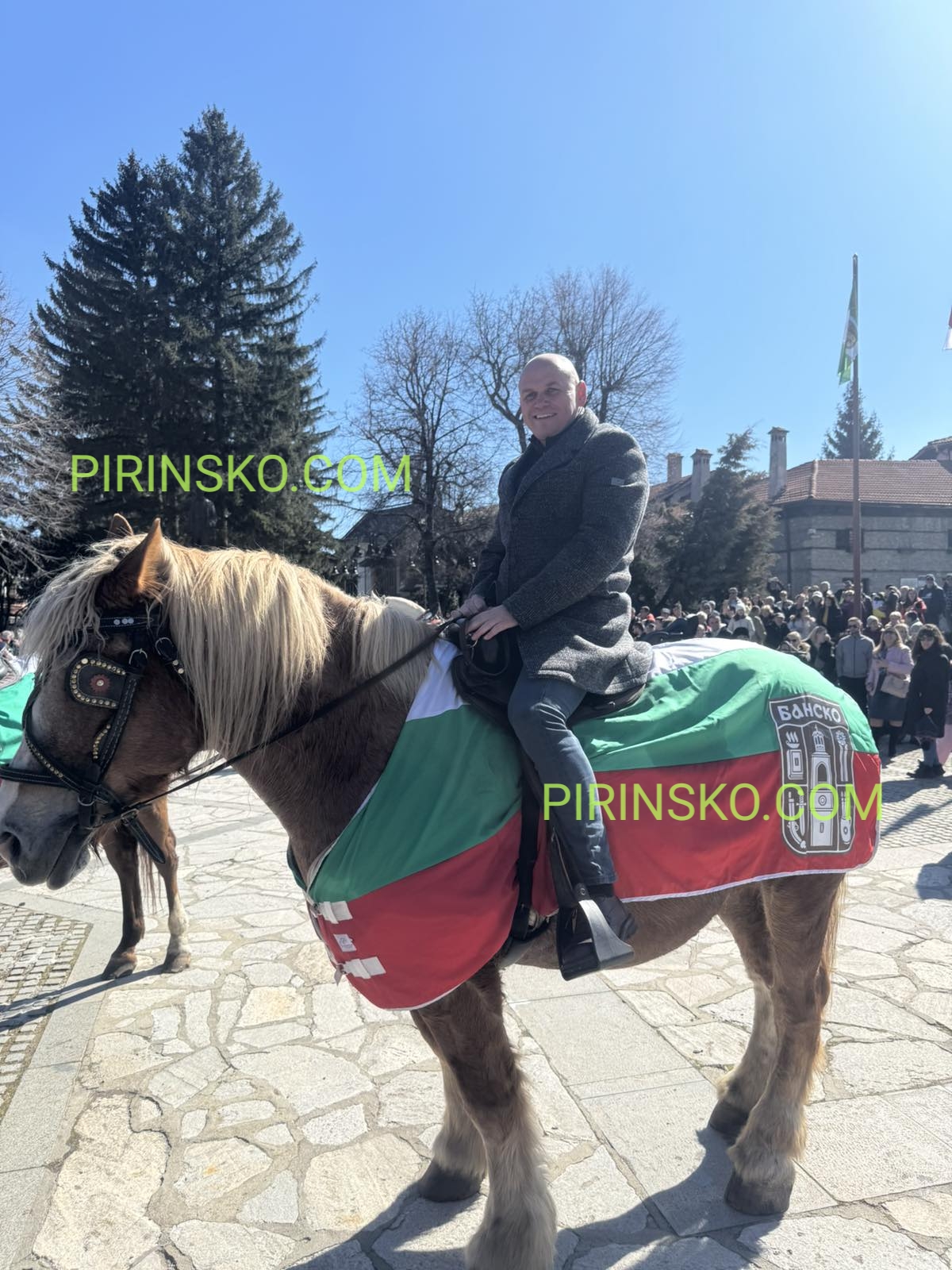 Кметът на Банско яхна кон и поведе шествието за Тодоровден в курортния град Кметът на Банско яхна кон и поведе шествието за Тодоровден в курортния град