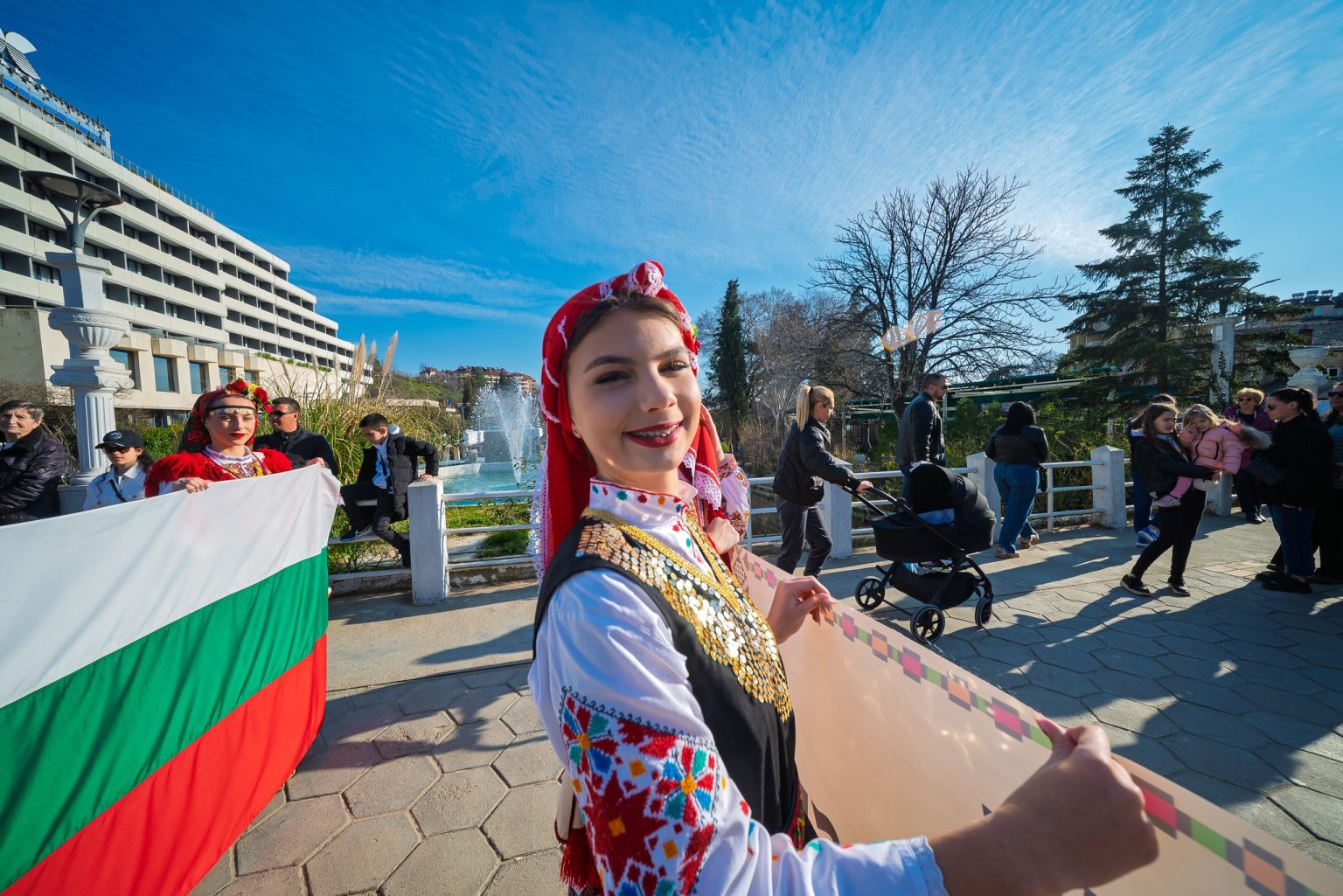 Фолклорна магия и детско творчество да Деня на самодееца в Сандански