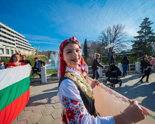 Фолклорна магия и детско творчество да Деня на самодееца в Сандански