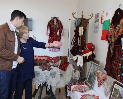 Талант и традиции оживяха в Добринище на изложба на Клуба на пенсионера