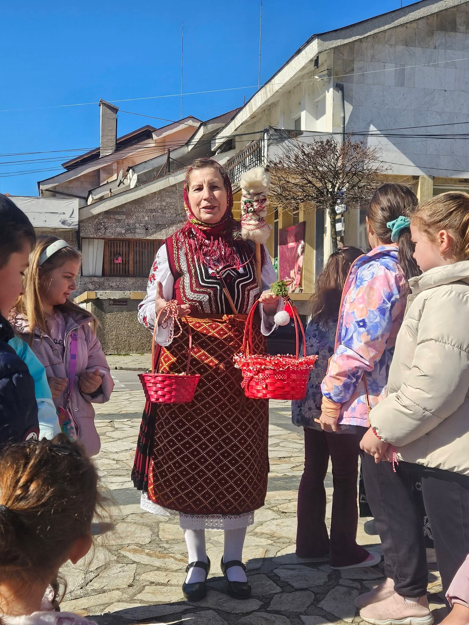Добринище посрещна Баба Марта с усмивки и пролетно настроение