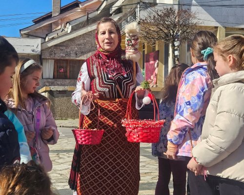Добринище посрещна Баба Марта с усмивки и пролетно настроение