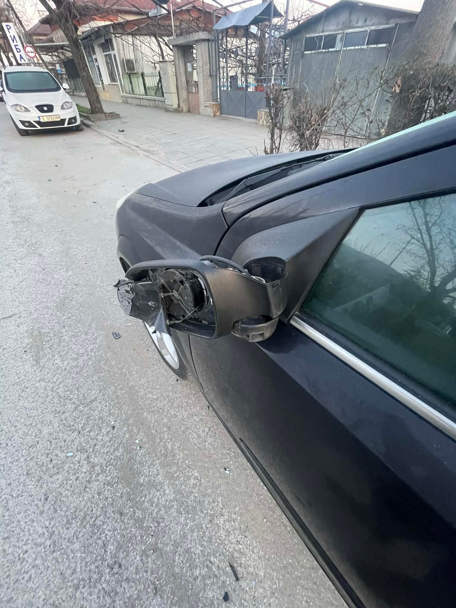 Удар и бягство в Петрич,  собственик търси свидетели за счупено огледало на автомобила си!