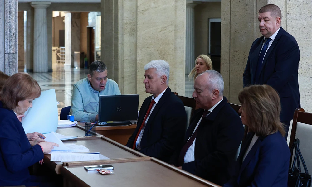 Румен Радев се регистрира за изборите в коалиция Прогресивна България