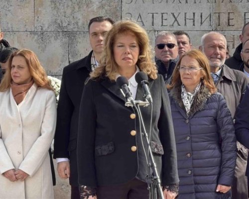 Освиркваха Йотова на връх Шипка с викове Оставка!