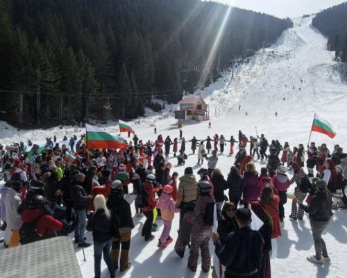 Трибагреници и хора в Ски зона Банско за 3 март