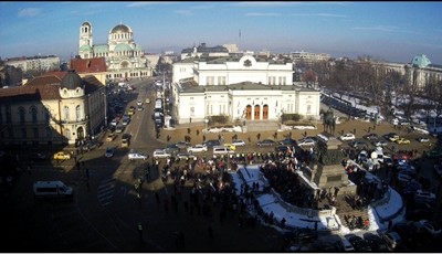 Около 100 души се събраха пред парламента под надслов Тук сме
