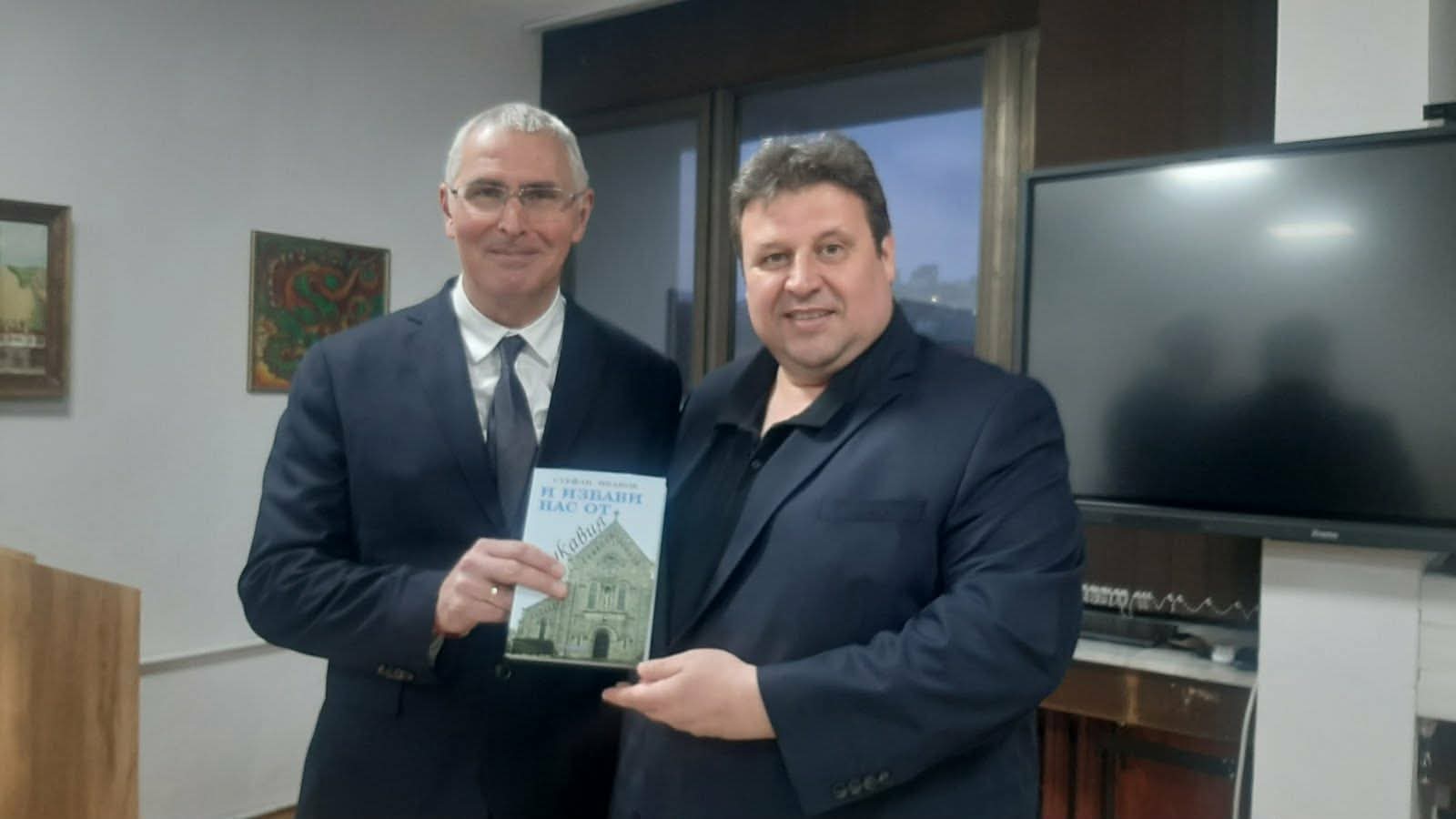 Новият областен управител на Благоевград уважи премиерата на криминален роман И избави нас от лукавия на Стефан Иванов Новият областен управител на Благоевград уважи премиерата на криминален роман И избави нас от лукавия на Стефан Иванов