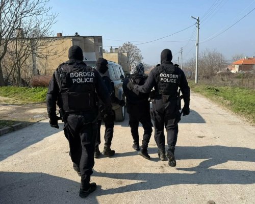 Разбиха канал за трафик на мигранти през България -трима са задържани