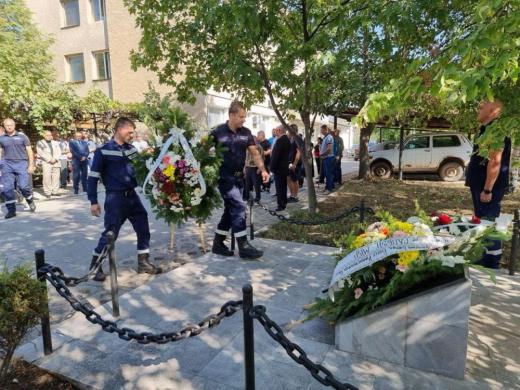 ОДМВР Кюстендил и пожарникари отдават почит на загиналите колеги на 7 март ОДМВР Кюстендил и пожарникари отдават почит на загиналите колеги на 7 март