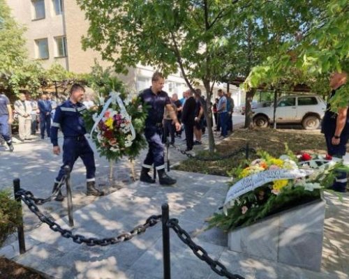 ОДМВР Кюстендил и пожарникари отдават почит на загиналите колеги на 7 март