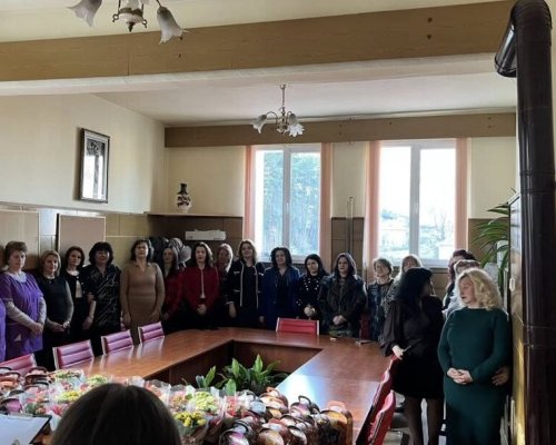 Гимназисти в Якоруда зарадваха учителките си с трогателна изненада за 8 март