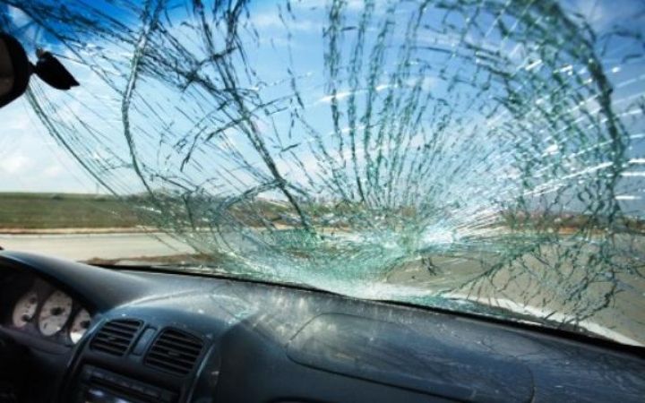 Атака срещу автомобил в Разлог, счупиха предното стъкло с хвърлен предмет Атака срещу автомобил в Разлог, счупиха предното стъкло с хвърлен предмет