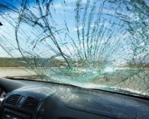 Атака срещу автомобил в Разлог, счупиха предното стъкло с хвърлен предмет