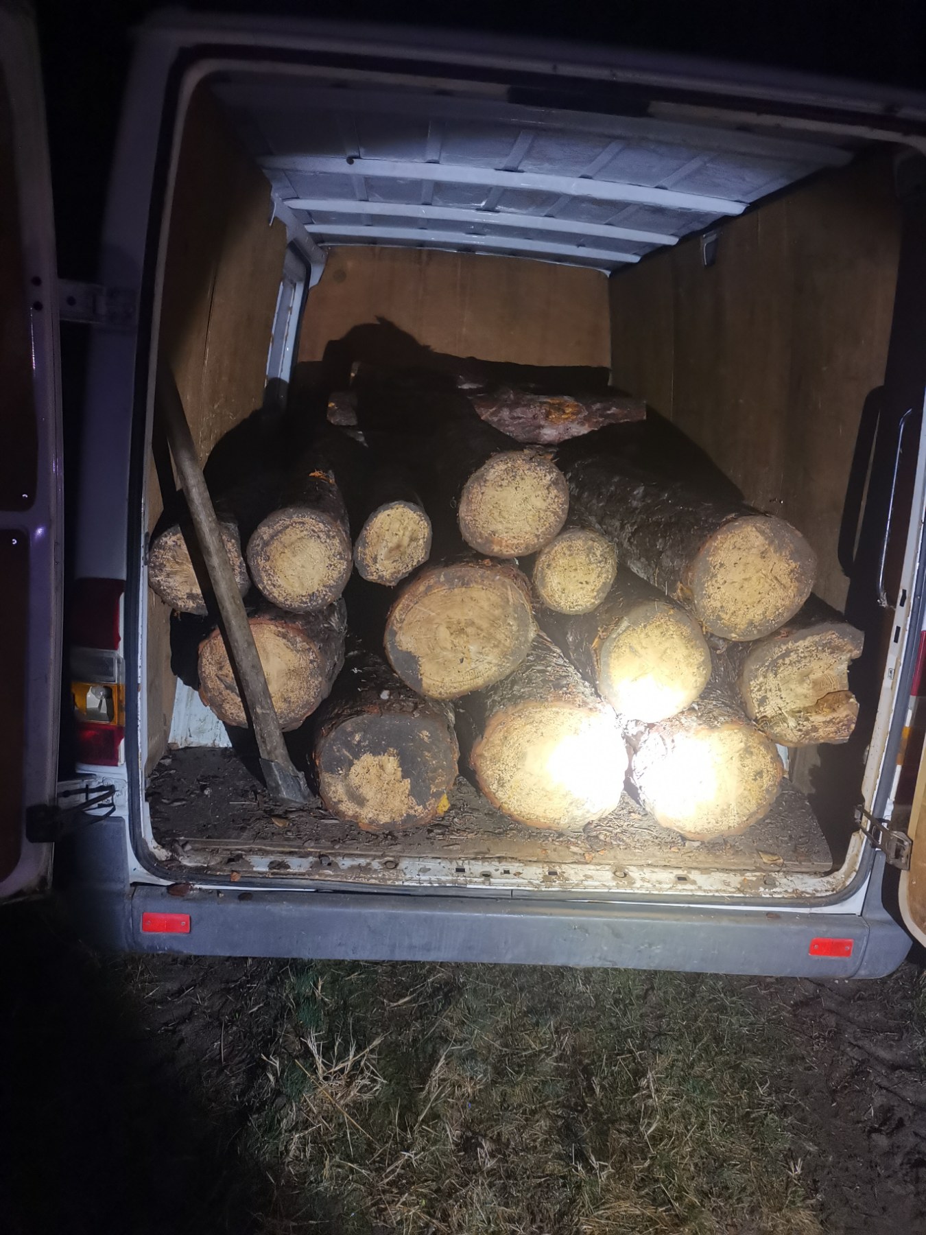 Спипаха мъж от Разлог с 1,20 кубика незаконни дърва в  Фиат Добло