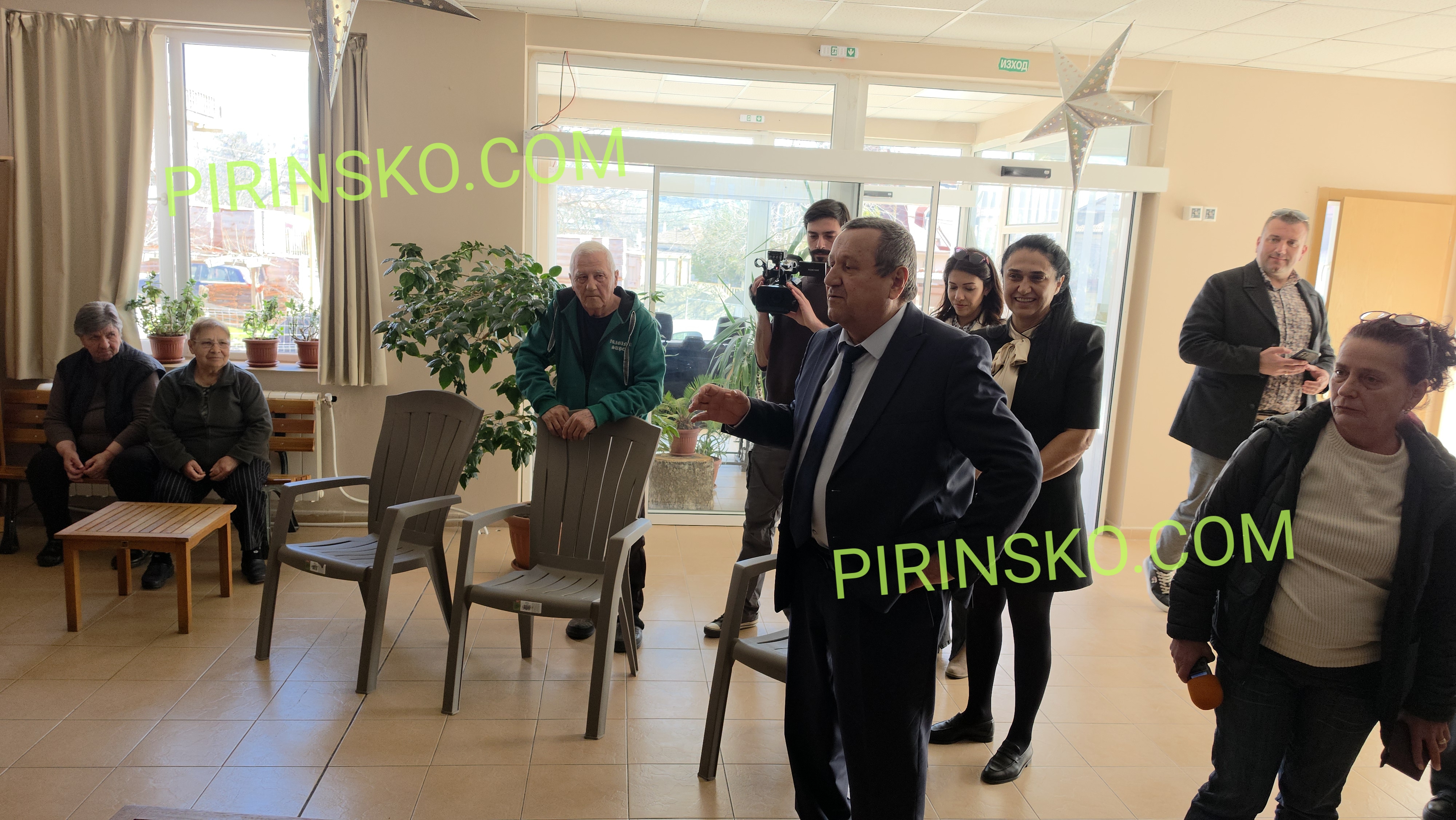 Хасан Адемов посети дома Св. Петка в Благоевград, за да провери дали се контролира вотът на възрастните хора Хасан Адемов посети дома Св. Петка в Благоевград, за да провери дали се контролира вотът на възрастните хора