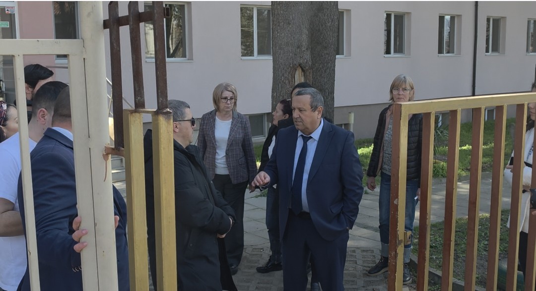 Хасан Адемов посети дома Св. Петка в Благоевград, за да провери дали се контролира вотът на възрастните хора