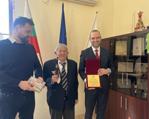 Майстор кошничар  и режисьорът на филма Кошничарят гостуваха на кмета на Кюстендил