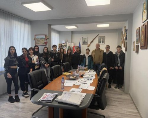 Абитуриенти от  Симитли поканиха кмета  Апостол Апостолов на своя бал