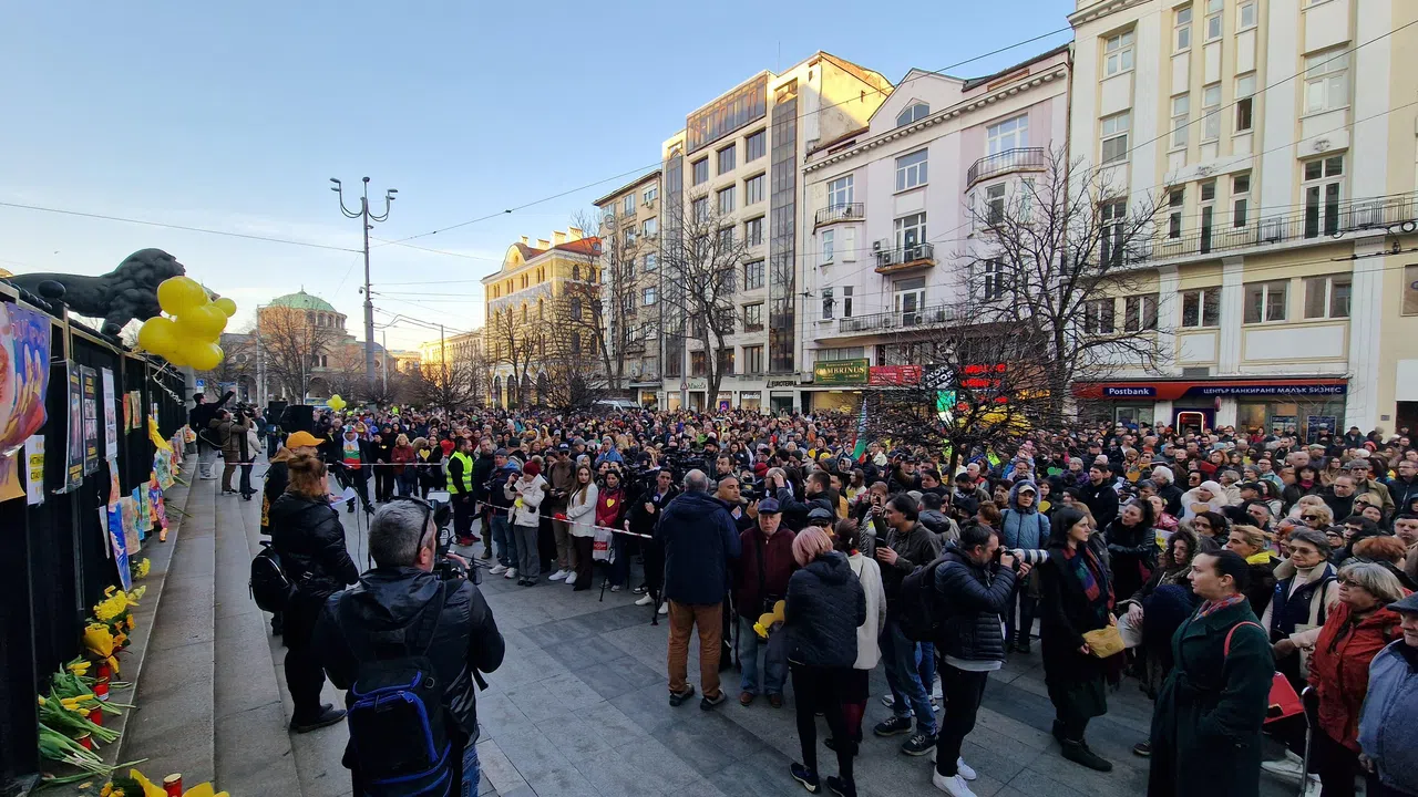 Близки на загиналите в Петрохан и на Околчица излязоха на протест пред Съдебната палата