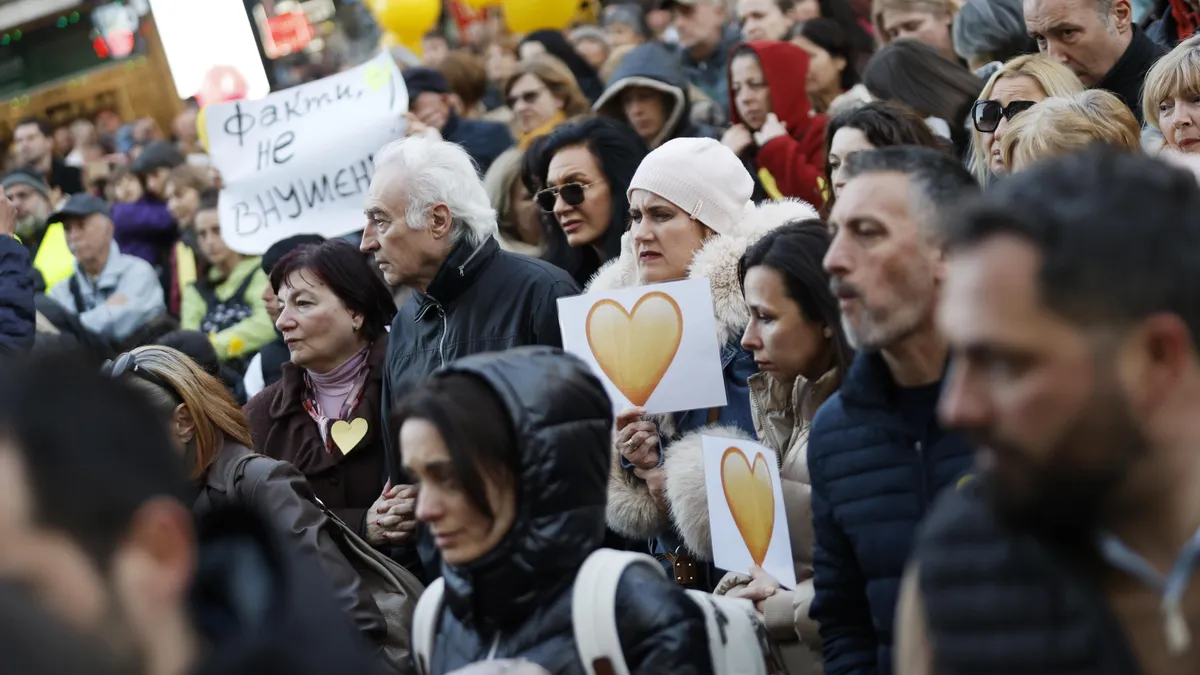 Близки на загиналите в Петрохан и на Околчица излязоха на протест пред Съдебната палата Близки на загиналите в Петрохан и на Околчица излязоха на протест пред Съдебната палата