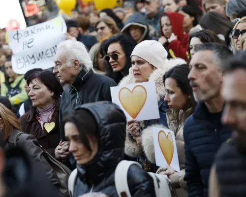 Близки на загиналите в Петрохан и на Околчица излязоха на протест пред Съдебната палата
