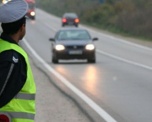 Два пъти за час: Заловиха шофьор да препуска с близо 200 км/ч